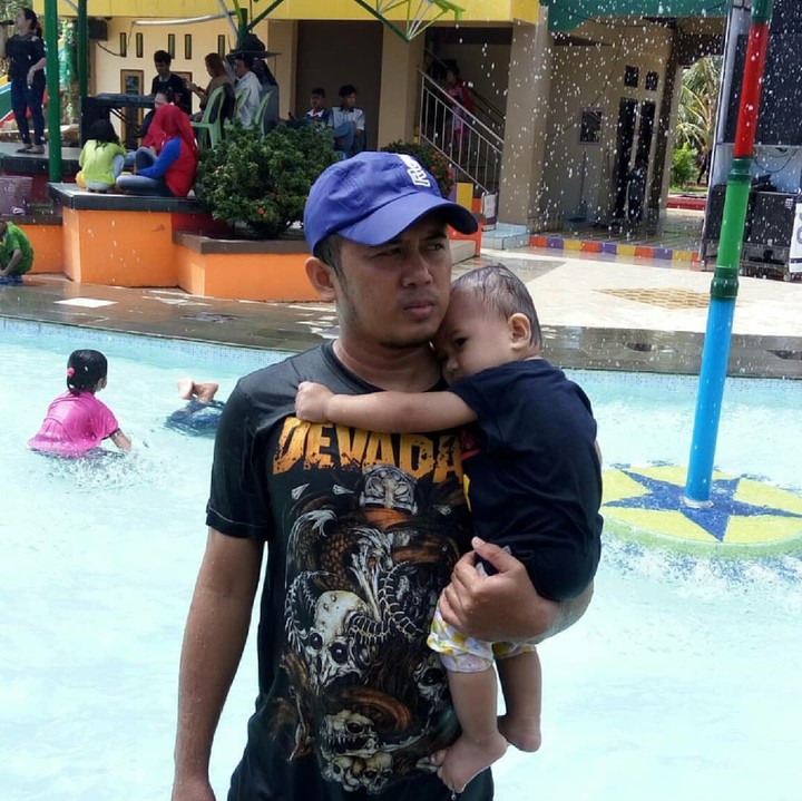 <p>So sweet! Ketika si kecil nggak mau lepas dari pelukan sang ayah. (Foto Instagram/isnayuliarti)</p>