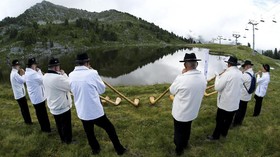 FOTO: Menggemakan Bunyi Alphorn