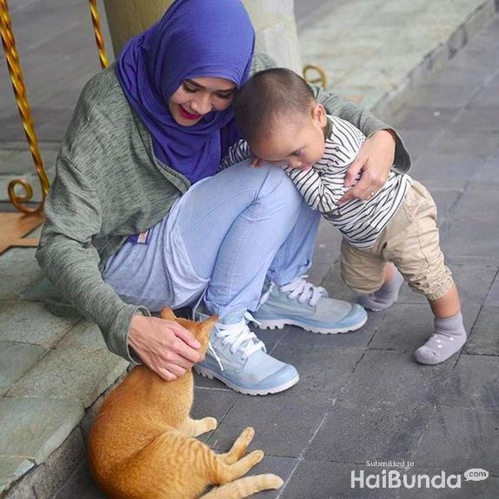 <p>Aba mau gendong kucing, Nak? (foto: Instagram @zaskiadyamecca)<br /><br /></p>