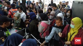 Kepanikan <i>Emak-Emak</i> Bikin Rusuh Antrean Tiket KRL