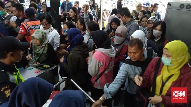 Sejumlah penumpang KRL Commuter Line harus datang lebih awal untuk mengantre tiket kertas. Namun mereka harus berhadapan dengan emak-emak yang panik.