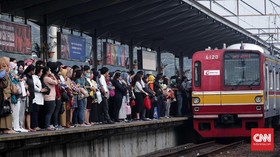 Penumpang KRL Curhat Rute Ancol Dialihkan saat Kampanye Anies di JIS