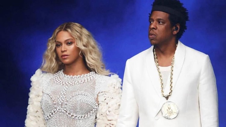 Diva hollywood Beyonce terkenal sangat menjaga privasi keluarganya. Tapi baru-baru ini ia memperlihatkan foto si kembar Rumi dan Sir.