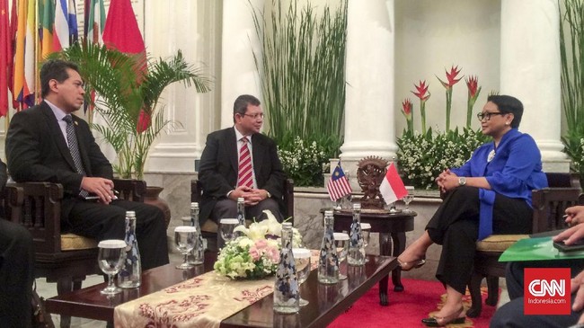 Menlu Malaysia Saifuddin Abdullah mengatakan pihaknya berencana memfasilitasi rencana Indonesia membangun sekolah tambahan bagi anak TKI di Negeri Jiran.