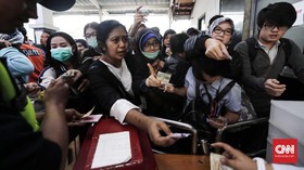 KRL Kacau, YLKI Pertanyakan Langkah KCI Ganti Tiket Kertas