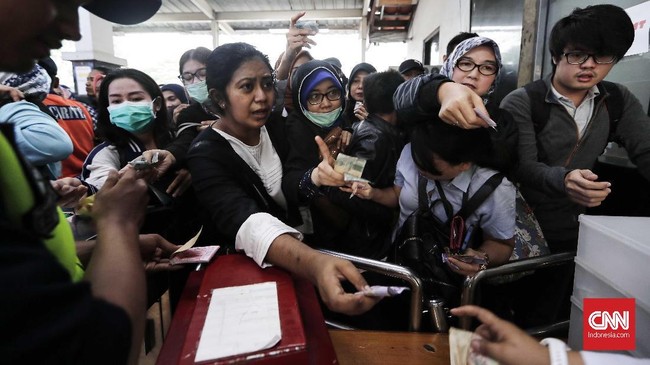 Yayasan Lembaga Konsumen Indonesia (YLKI ) menilai penggunaan tiket kertas sebagai solusi KCI selama perbaikan sistem tiket merupakan sebuah kemunduran.