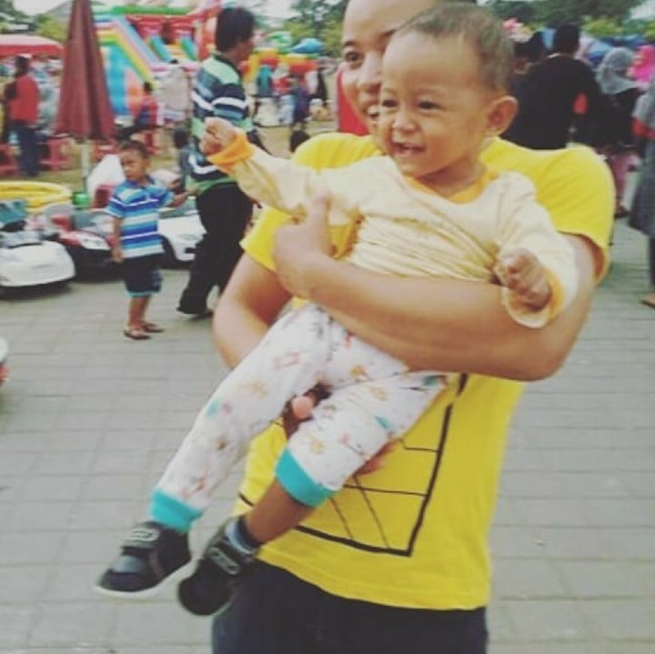 <p>Anak paling girang deh kalau udah digendong begini samaa ayahnya. (Foto: Instagram/waginoponcez)</p>