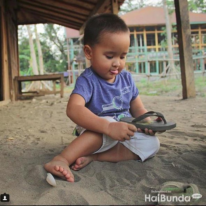 <p>Bhai Kaba alias Aba asyik main sandal di pasir nih, Bun. Benda sederhaha pun bisa membuat anak Zaskia senang. (foto: Instagram @zaskiadyamecca)<br />    </p>