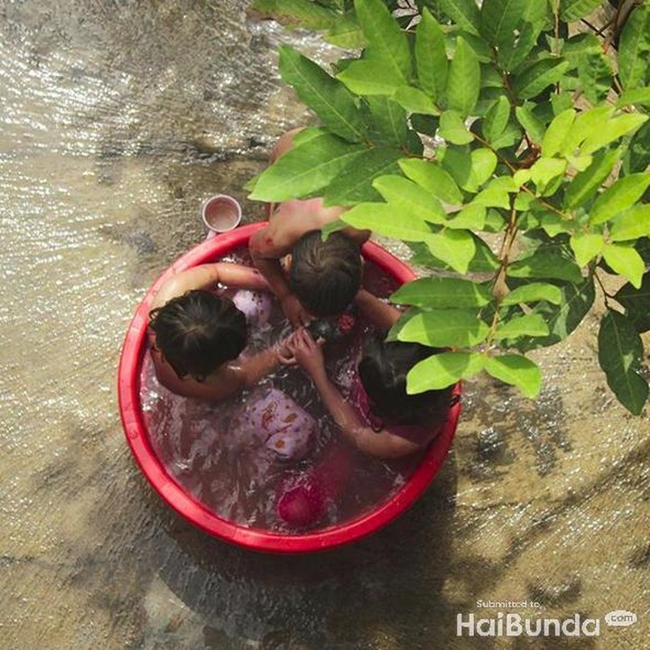 <p>Ya ampun, bertiga dalam satu ember? Seru banget pastinya. He-he. (foto: Instagram @zaskiadyamecca)<br /><br /></p>