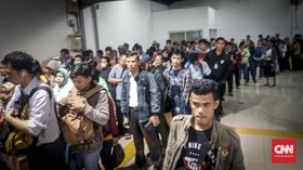 Antrean di Tanah Abang, Petugas KRL Jajakan Tiket Harian