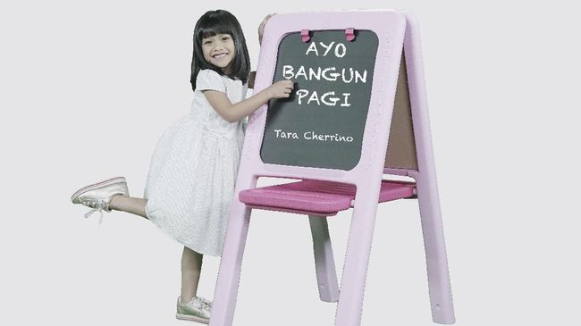 Indonesia kedatangan penyanyi anak baru, bernama Tara Cherrino yang pada Hari Anak Nasional, Senin (23/7) ini merilis lagu debut berjudul 'Ayo Bangun Pagi.'