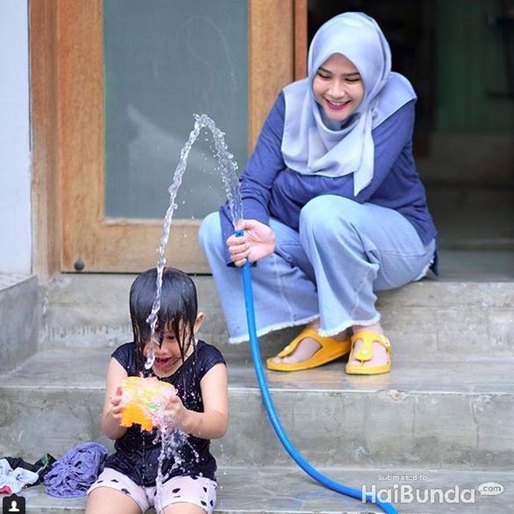 <p>Kala senang banget main air nih. (foto: Instagram @zaskiadyamecca)<br /><br /></p>