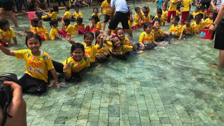 Keseruan Si Kecil Mencoba Banyak Permainan di Zwitsal Kids Karnival Di acara Zwitsal Kids Karnival, bunda bisa mengajak si kecil untuk aktif bergerak dan main di luar ruangan bersama teman-temannya.