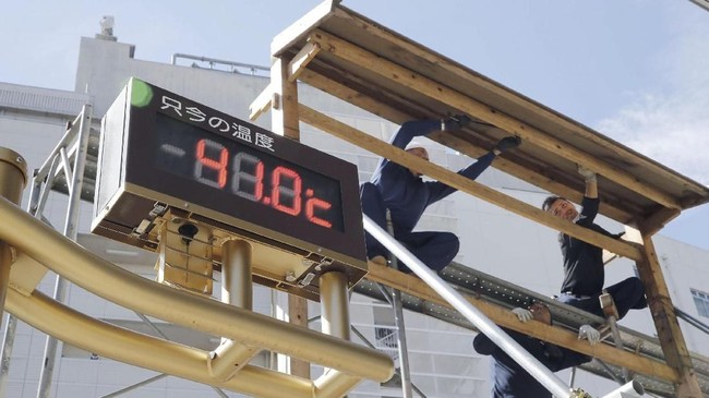 Suhu udara meningkat hingga rekor tertinggi yakni 41,1 derajat celsius di sebuah kota di Tokyo di tengah gelombang panas yang sudah menewaskan 77 orang.