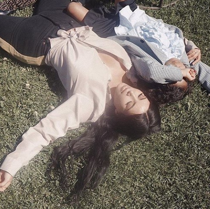 <p>Ceritanya sedang berjemur di atas rumput. (Foto: Instagram @kimkardashian)</p>