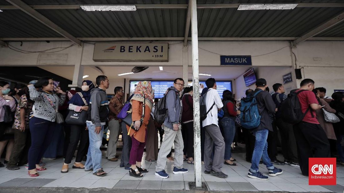 FOTO: Repot Akibat Perubahan Sistem Tiket KRL