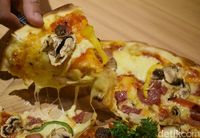Milkoe Bistreau: Ngemil Pizza Keju Sambil Baca Buku di Kafe Cantik