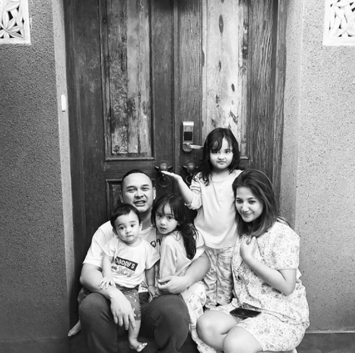 <p>Pasang foto sekeluarga di hari anak juga oke lho. (Foto: Instagram/dmirwamdo)</p>