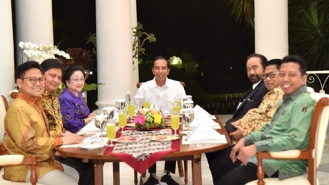 Ketum PPP Romahurmuziy mengatakan pengumuman cawapres Jokowi akan diumumkan besok setelah mematangkan pertemuan dengan ketum parpol malam ini.