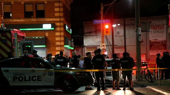 Sebanyak 14 orang, termasuk seorang anak perempuan, ditembak dekat pusat kota Toronto, Kanada. Dua orang tewas dalam insiden tersebut, termasuk pelaku.