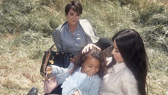 Kim Kardashian dan anak-anaknya dalam suasana santai