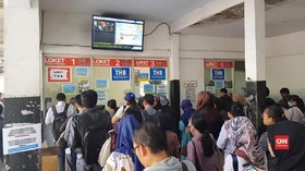 VIDEO: Pembaruan Sistem Tiket, Antrean Penumpang KRL Mengular