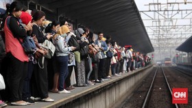 Kereta Jakarta-Bogor Molor, Commuter Line Minta Maaf