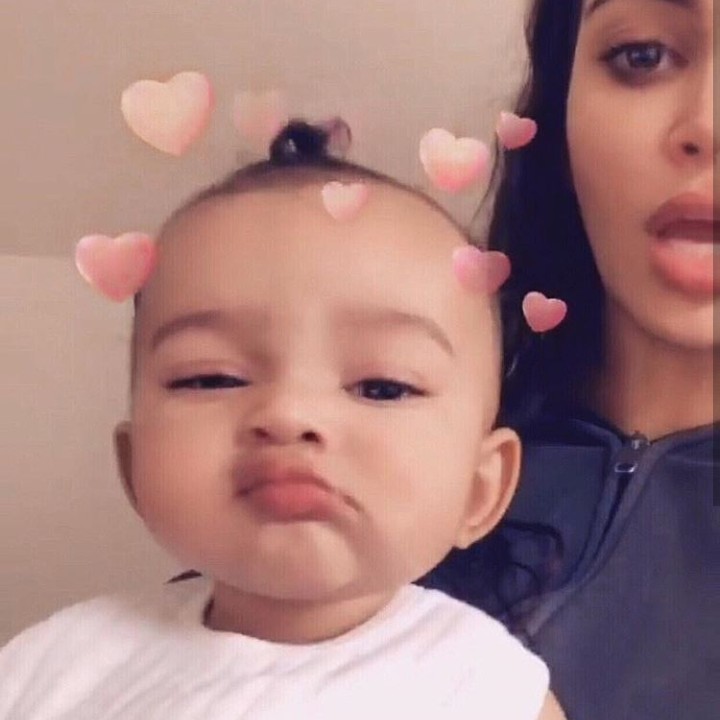 <p>Main aplikasi foto bareng Baby Chicago juga bisa jadi quality time seru bagi Kim Kardashian. (Foto: Instagram @kimkardashian)</p>