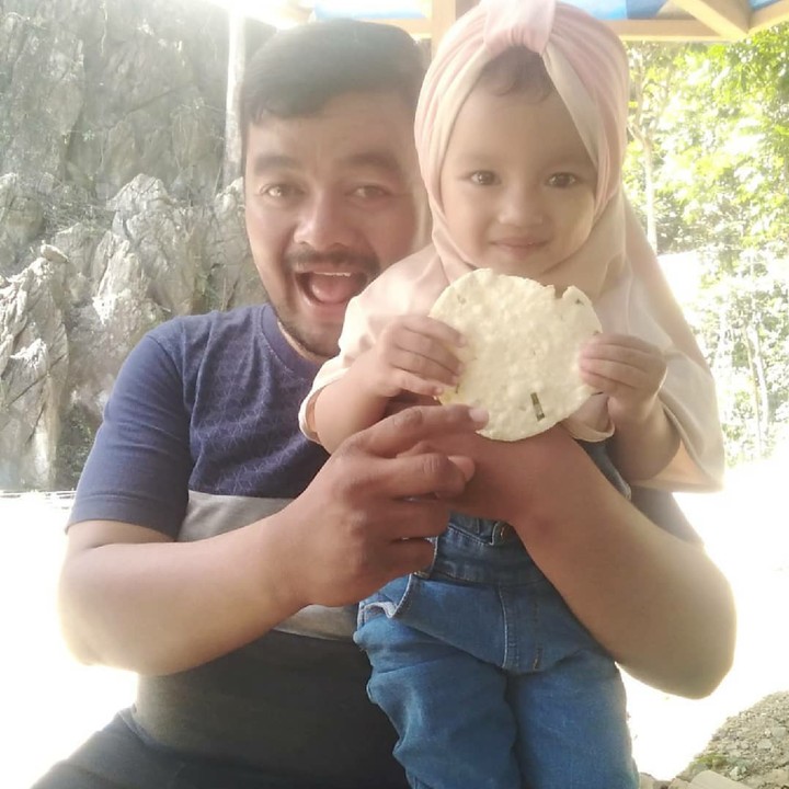 <p>Kalau Ayah ini kasih pelukan plus kerupuk seabagi wujud kasih sayangnya. He-he. (Foto: Instagram/ibualula)</p>