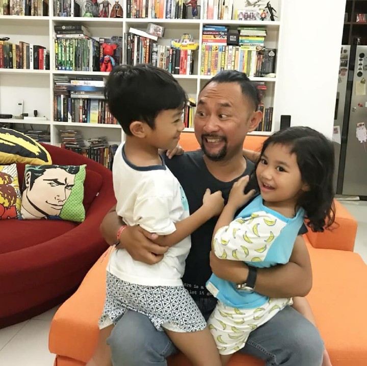 <p>Penyiar, komedian dan aktor Ronal Surapradja juga nggak mau kalah merayakan hari anak nih, Bun. (Foto: Instagram/rocknal)</p>