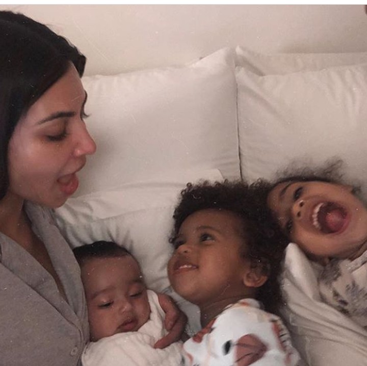 <p>Obrolan dan candaan dengan anak-anak di tempat tidur seperti ini jadi momen quality time berharga bagi setiap ibu, nggak terkecuali Kim Kardashian. (Foto: Instagram @kimkardashian)</p>