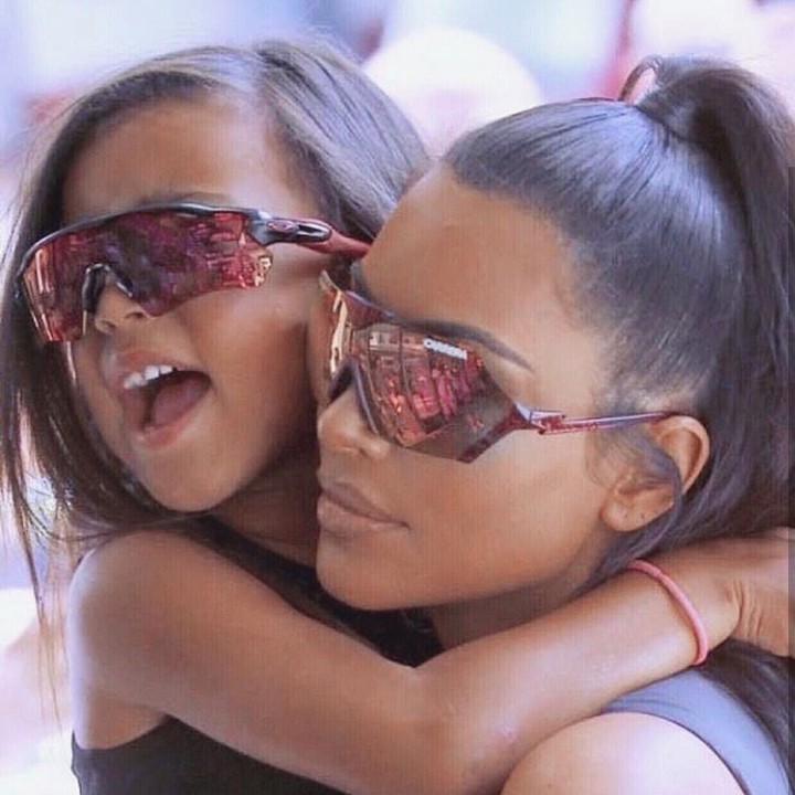 <p>Kompakan pakai kacamata hitam begini lucu juga ya. (Foto: Instagram @kimkardashian)</p>