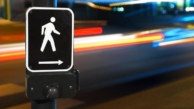Pejalan kaki menilai perubahan sistem penyeberangan dengan pelican crossing tak akan efektif karena arus lalu lintas di Jalan M.H. Thamrin cukup padat.