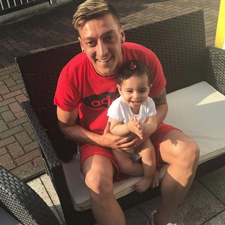 <p>Kalau ada waktu luang, Ozil selalu menyempatkan diri main bareng keponakan-keponakannya. So sweet! (Foto: Instagram @m10_official)</p>