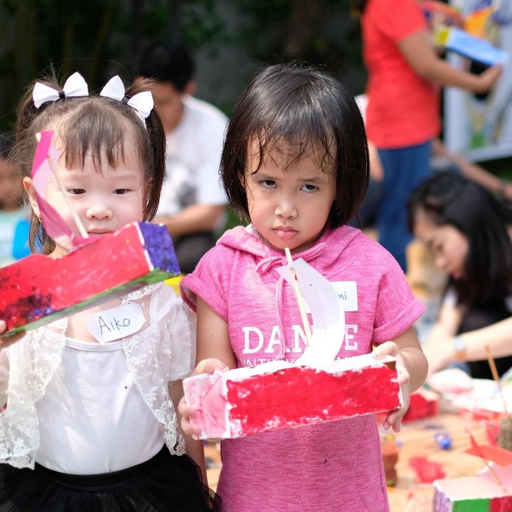 <p>Perahunya terbuat dari karton susu yang kemudian dicat dasar warna putih dan dihias. (Foto: dok. Prasetiya Mulya)</p>