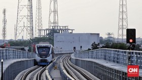 Gangguan Listrik, Penumpang LRT Palembang Dievakuasi via Rel