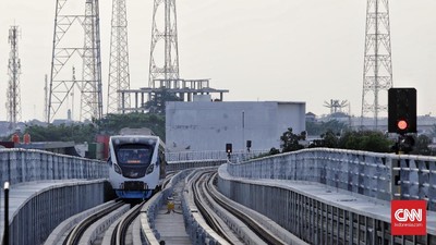 Viral Penumpang LRT Palembang Jalan Kaki Gegara Listrik Padam
