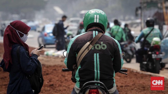 Grab tanggapi rencana Gubernur DKI Jakarta Anies Baswedan yang akan menertibkan ojek online di pinggir jalan raya.