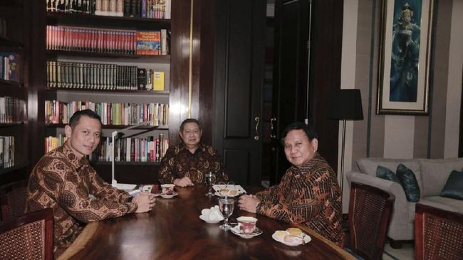 Panggung 'Drama' SBY dan Upaya 'Menjual' AHY di Pilpres 2019 SBY dinilai sedang memainkan strategi politik dengan mengungkit hubungannya dengan Megawati Soekarnoputri untuk mendapat simpati publik dan naikkan posisi AHY.