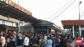 Antrean KRL di Stasiun Depok Mengular Hingga ke Jalan