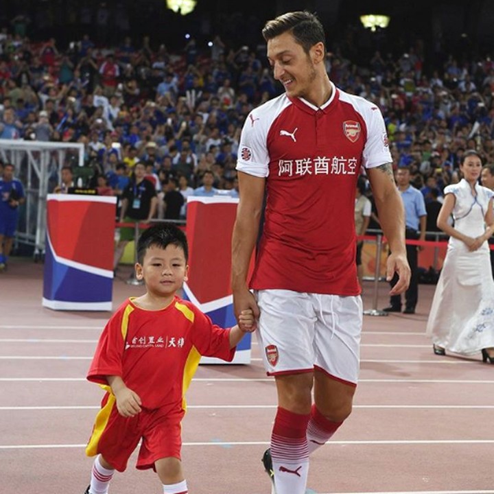 <p>Saat bertanding di Beijing, China, Ozil nggak lupa memposting momennya bersama field boy. Tuh, kebapakan banget kan, Bun? (Foto: Instagram @m10_official)</p>