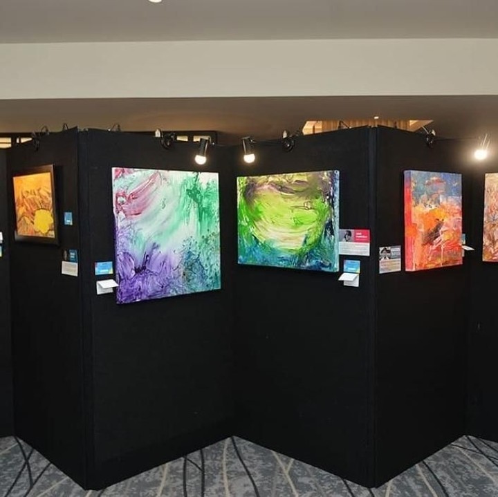 <p>Ini beberapa lukisan anak-anak berkebutuhan khusus dari Daya Pelita Kasih dalam rangka 25 tahun Accor Hotels di Indonesia. (Foto: Instagram @janegrabriella.paintings)</p>