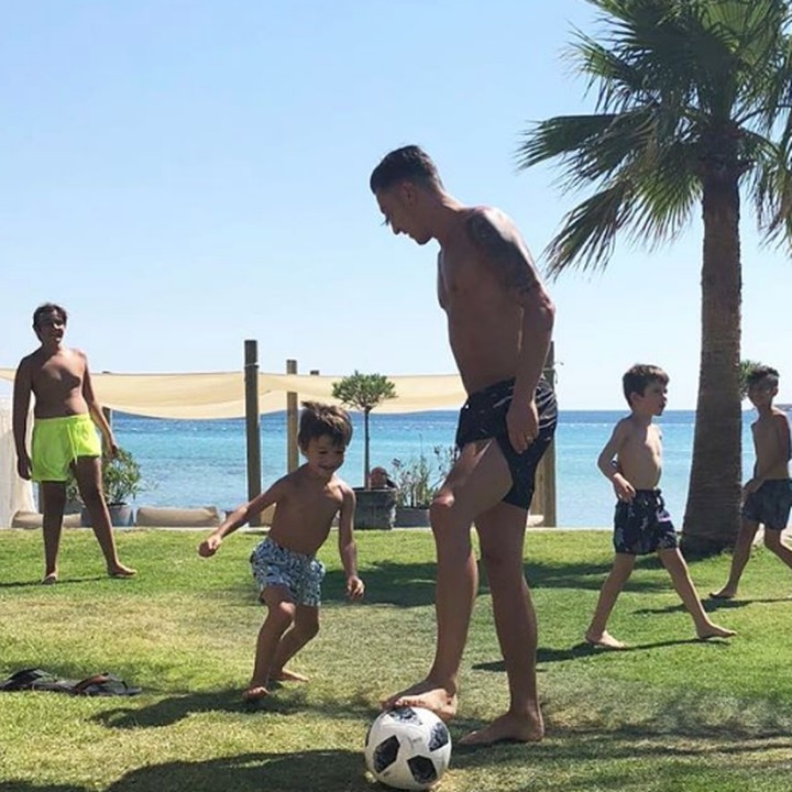 <p>Mesut Ozil, pemain tengah Arsenal ini dikenal sebagai sosok yang dekat banget sama anak-anak. (Foto: Instagram @m10_official)</p>