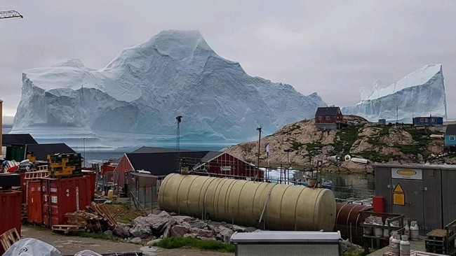 Sebuah gunung es raksasa seberat 11 juta ton menghampiri sebuah desa nelayan di Innaarsuit, pulau lepas pantai di barat Greenland.