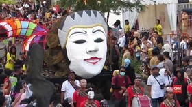 VIDEO: Senyum dari Balik Kirab Topeng di FKY 2018