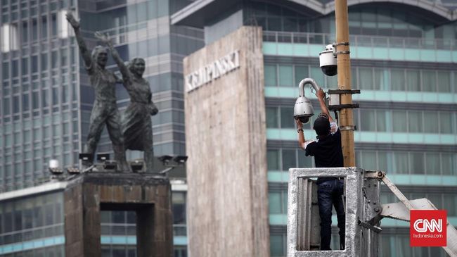 PERAWATAN CCTV Petugas Dinas Perhubungan merawat dan memperbaiki kamera pemantau (CCTV) di kawasan Bundaran HI, Jakarta, Selasa, 24 Juli 2018. Kamera pemantau yang berada di wilayah Jalan Sudirman Thamrin dipersiapkan untuk memantau lalu lintas saat perhelatan Asian Games 2018 bulan depan. CNNIndonesia/Safir Makki