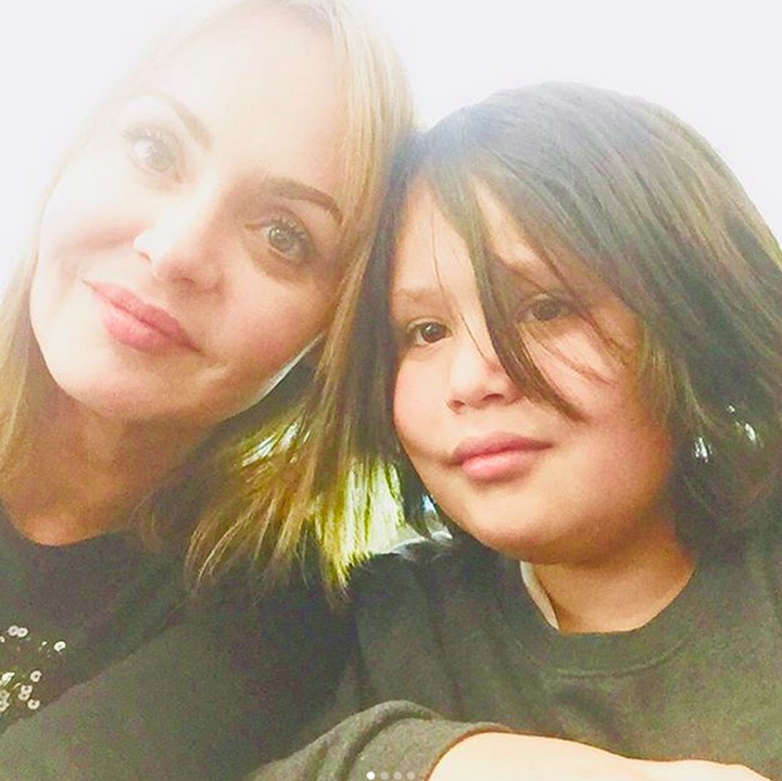 <p>Usia Gaby sudah 44 tahun tapi dia dan Gabriel seperti kakak-adik ya, hi-hi-hi. (Foto: Instagram/ @gabyspanictv)  </p>