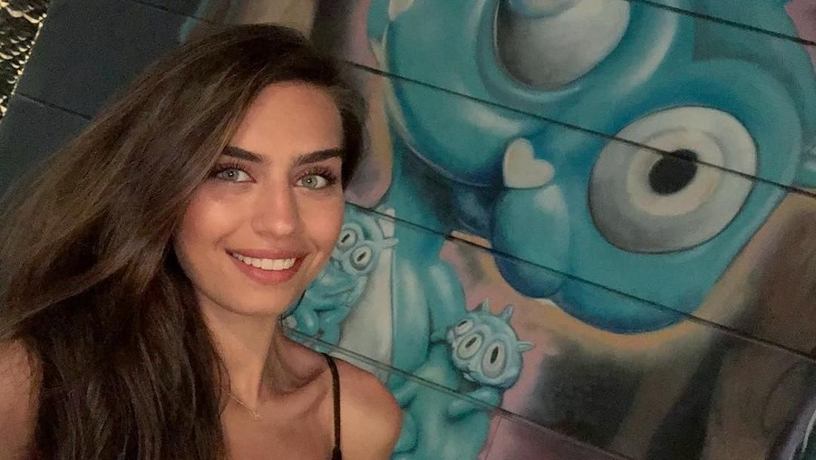 Amine Gulse WAGs cantik dan seksi.