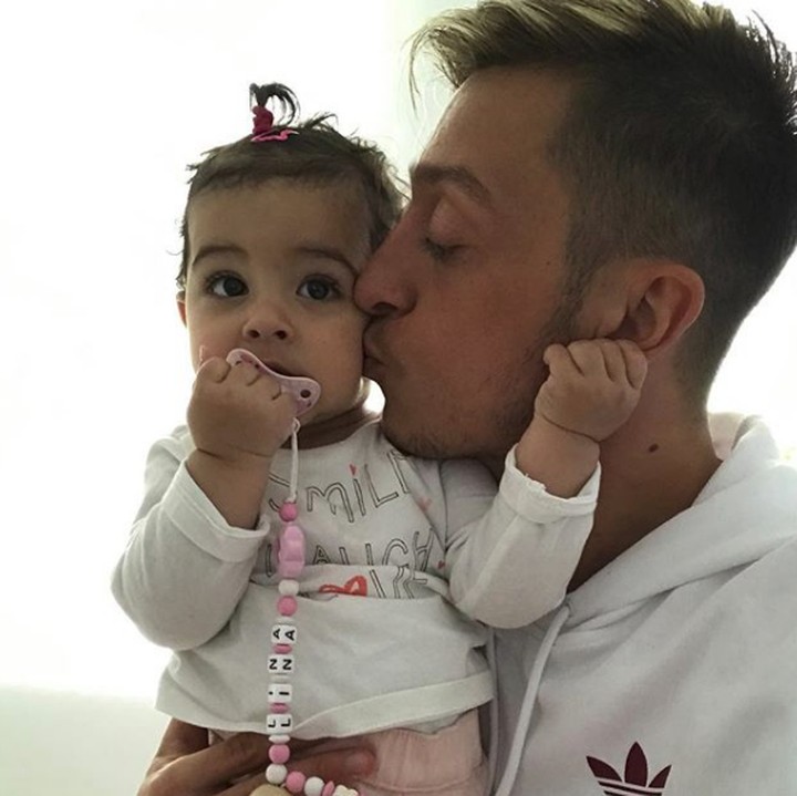 <p>Bersama keponakan keduanya, Lina. (Foto: Instagram @m10_official)</p>