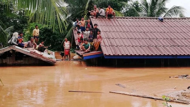 Ratusan orang hilang dan sejumlah lainnya dikhawatirkan tewas setelah sebuah bendungan PLTA di Laos Selatan jebol, Selasa (24/7).